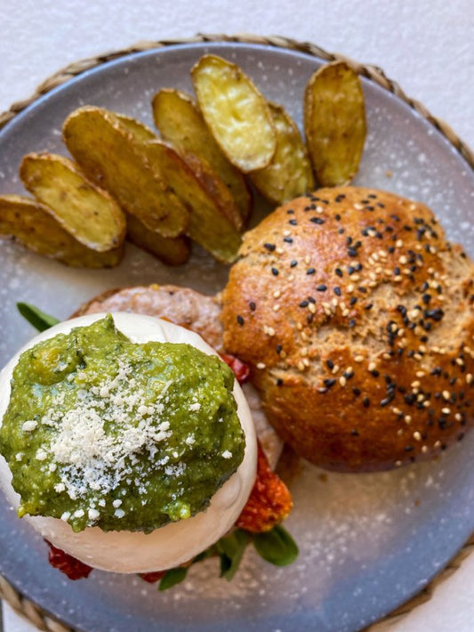 Burger con pesto y burrata Granja Luisiana